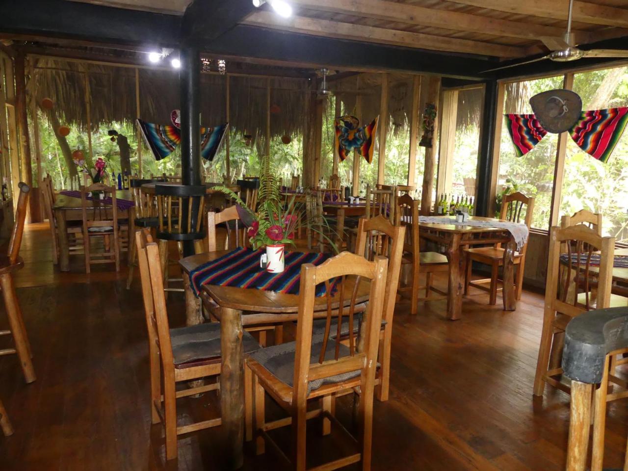 Hotel Kangaroo Rio Dulce Bagian luar foto